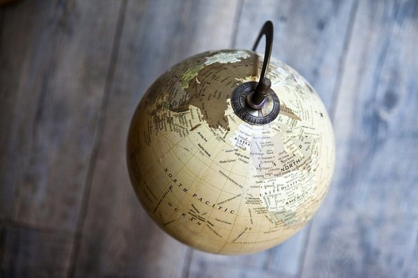 Explore les merveilles du globe : guide interactif d'apprentissage